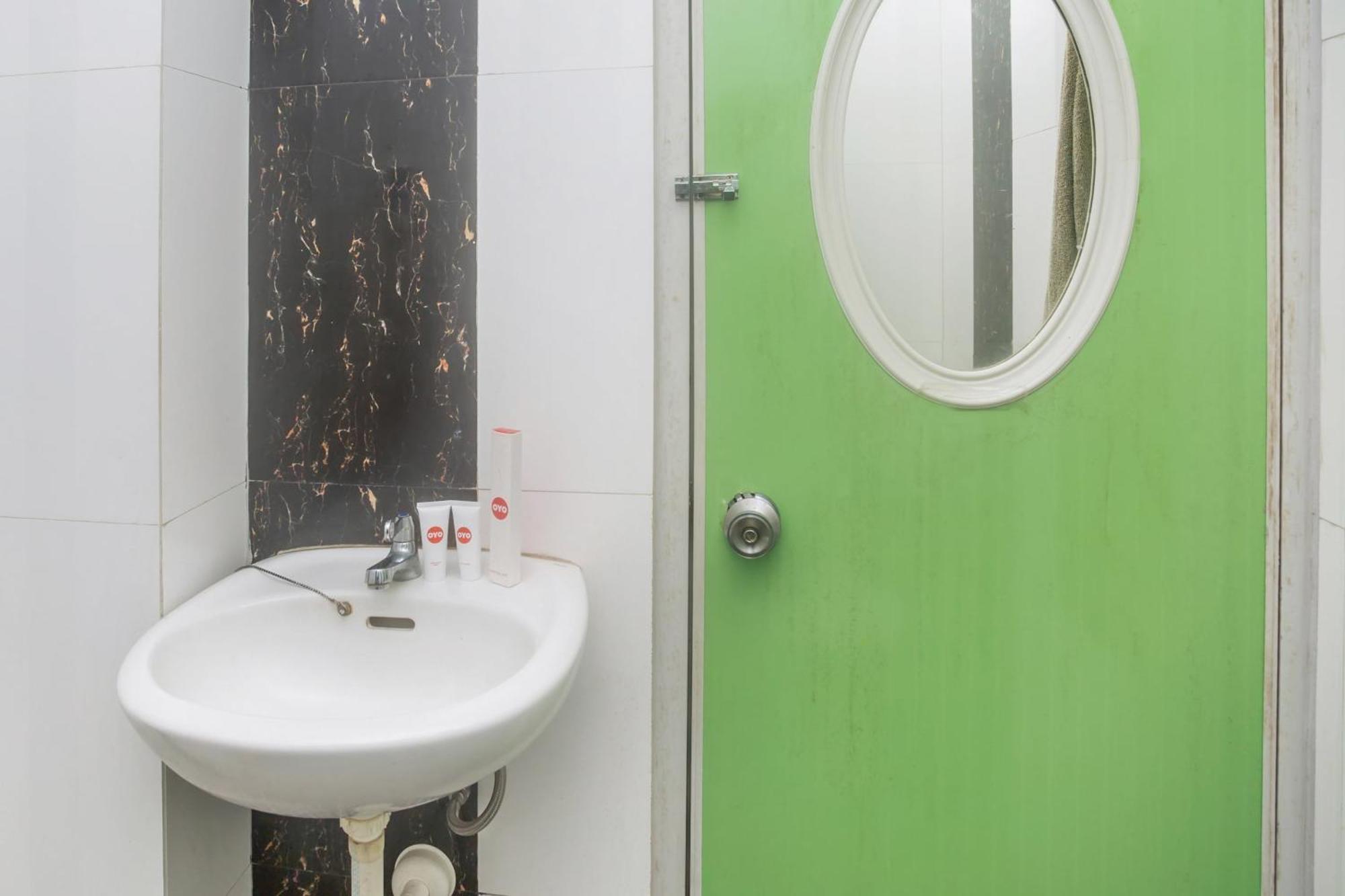 Hotel Oyo 850 Lapan Lapan Banjarmasin  Zewnętrze zdjęcie